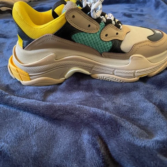 Shoes - Picture 4 of 7